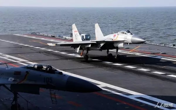 Pilotos chineses praticam pouso e decolagem a bordo do porta-aviões Liaoning