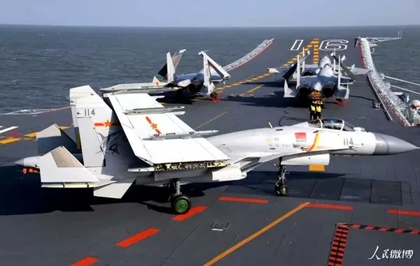 Pilotos chineses praticam pouso e decolagem a bordo do porta-aviões Liaoning