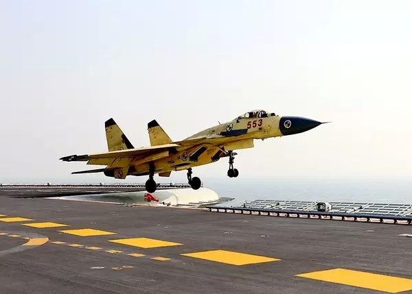 Pilotos chineses praticam pouso e decolagem a bordo do porta-aviões Liaoning