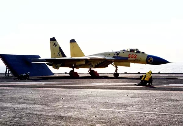 Pilotos chineses praticam pouso e decolagem a bordo do porta-aviões Liaoning