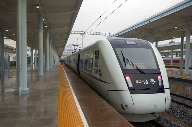 Ferrovia de alta velocidade começa a funcionar em ilha do sul