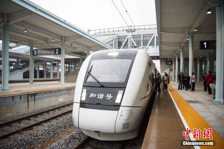 Ferrovia de alta velocidade começa a funcionar em ilha do sul