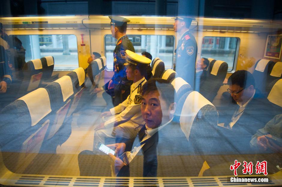 Ferrovia de alta velocidade começa a funcionar em ilha do sul