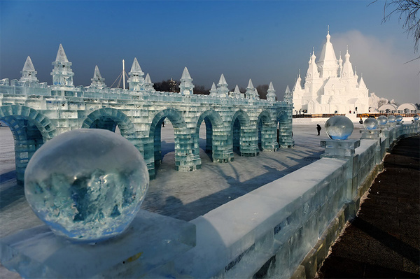 China inaugura castelo de neve gigante