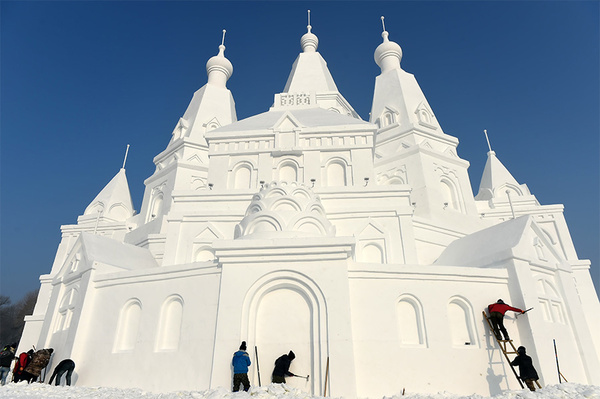 China inaugura castelo de neve gigante