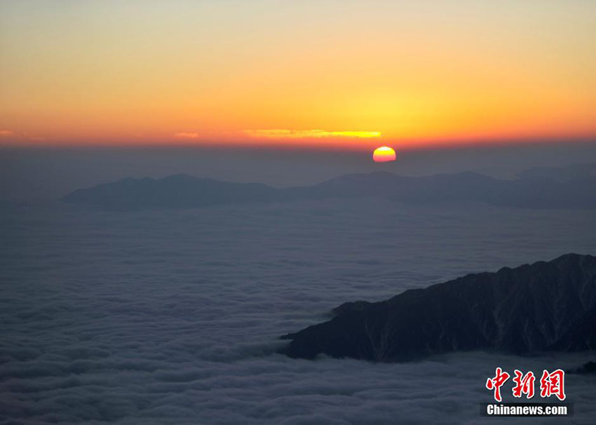 O sol brilha sobre a Montanha Minya Konka no sudoeste da China