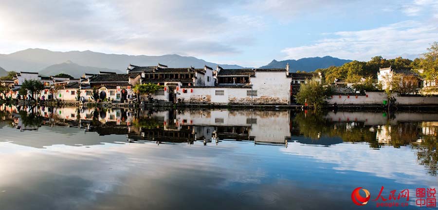 Paisagem única da aldeia Hongcun em Anhui