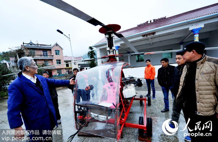 Camponês chinês despende 200 mil yuans para construir um helicóptero