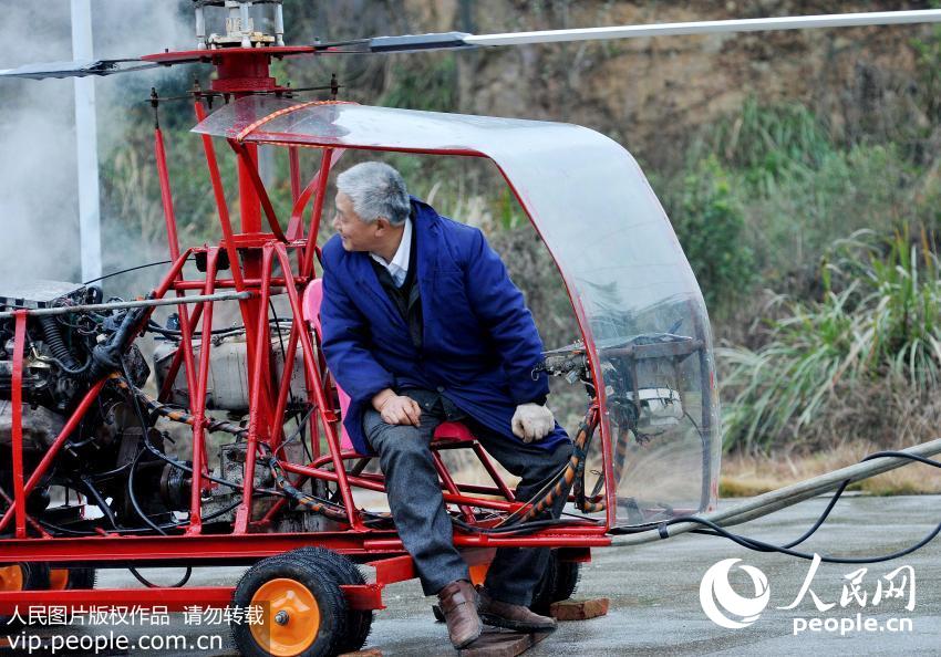 Camponês chinês despende 200 mil yuans para construir um helicóptero