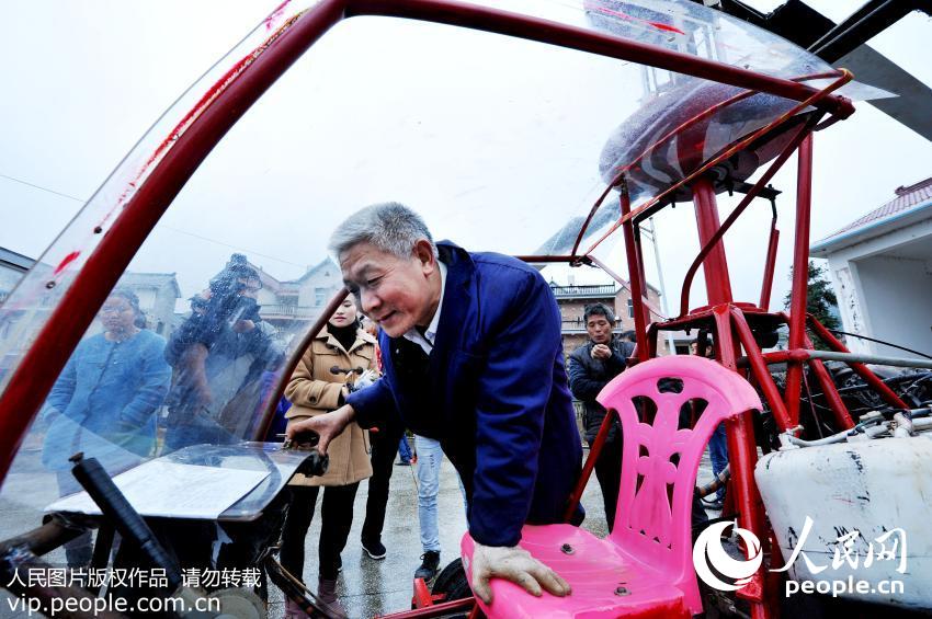 Camponês chinês despende 200 mil yuans para construir um helicóptero