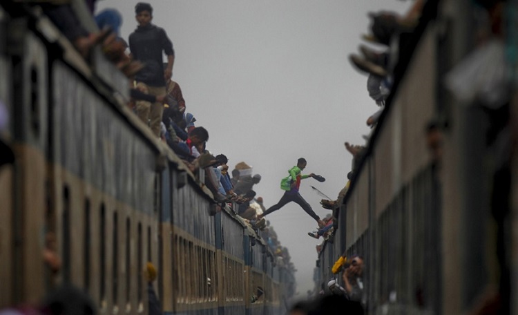 Trens lotados de fiéis muçulmanos durante festival religioso em Bangladesh