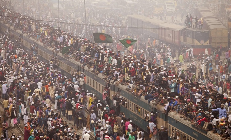 Trens lotados de fiéis muçulmanos durante festival religioso em Bangladesh