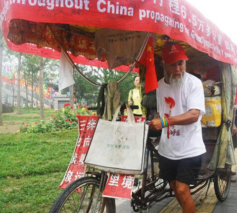 Idoso chinês tem sonho olímpico com seu triciclo