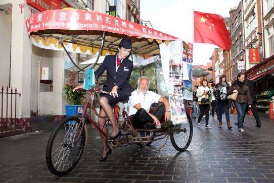 Idoso chinês tem sonho olímpico com seu triciclo