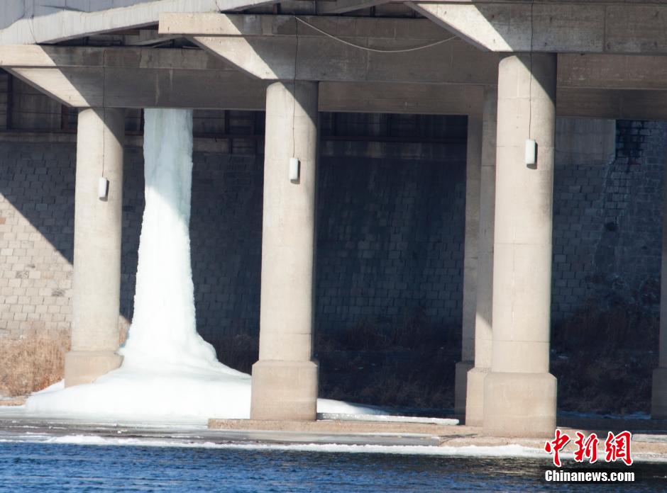 Coluna de gelo forma-se abaixo de uma ponte na China