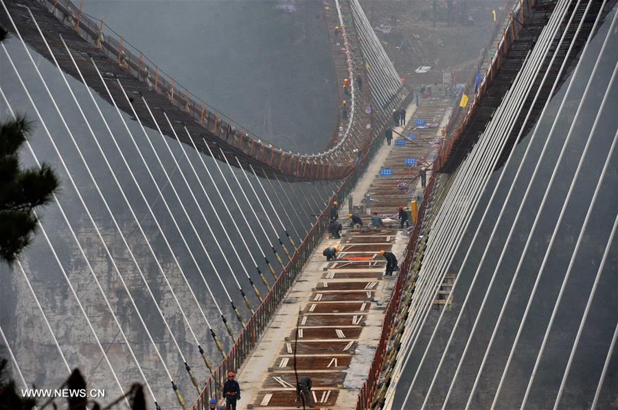 Ponte de vidro sobre Grand Canyon de Zhangjiajie em construção