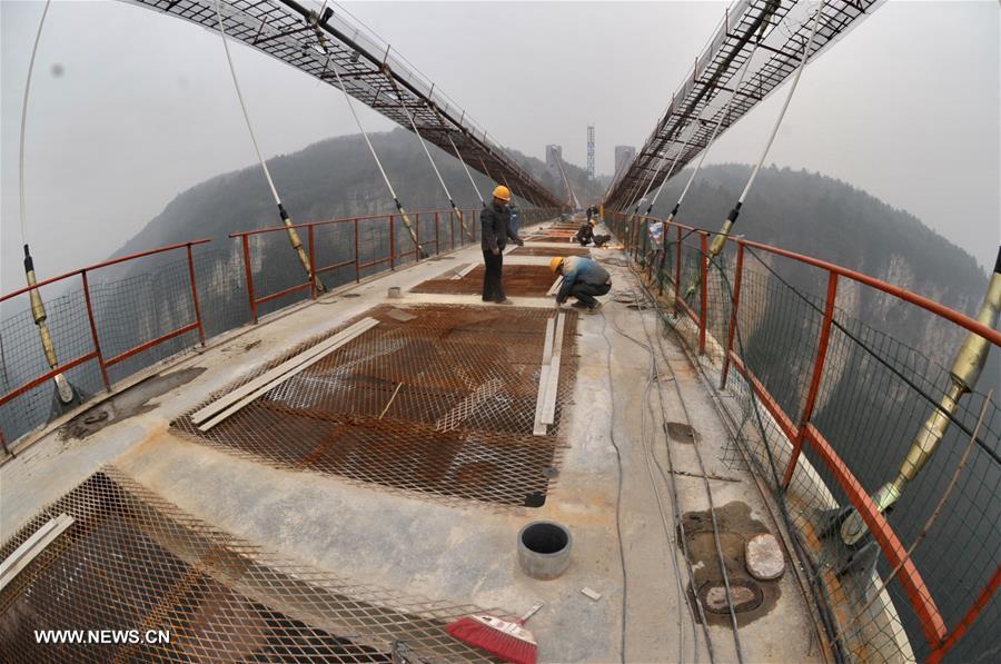 Ponte de vidro sobre Grand Canyon de Zhangjiajie em construção