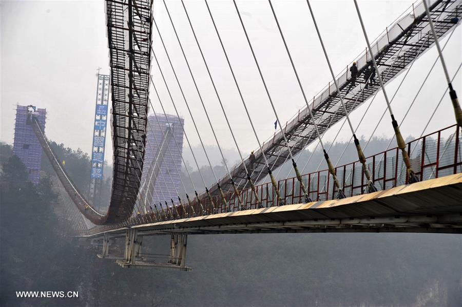 Ponte de vidro sobre Grand Canyon de Zhangjiajie em construção