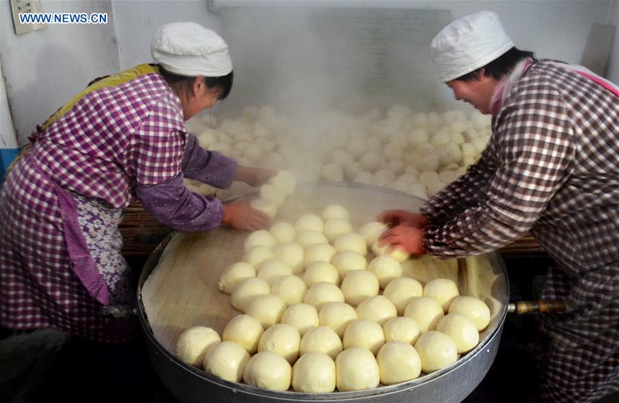 Moradores de vilarejo se preparam para o Ano Novo chinês