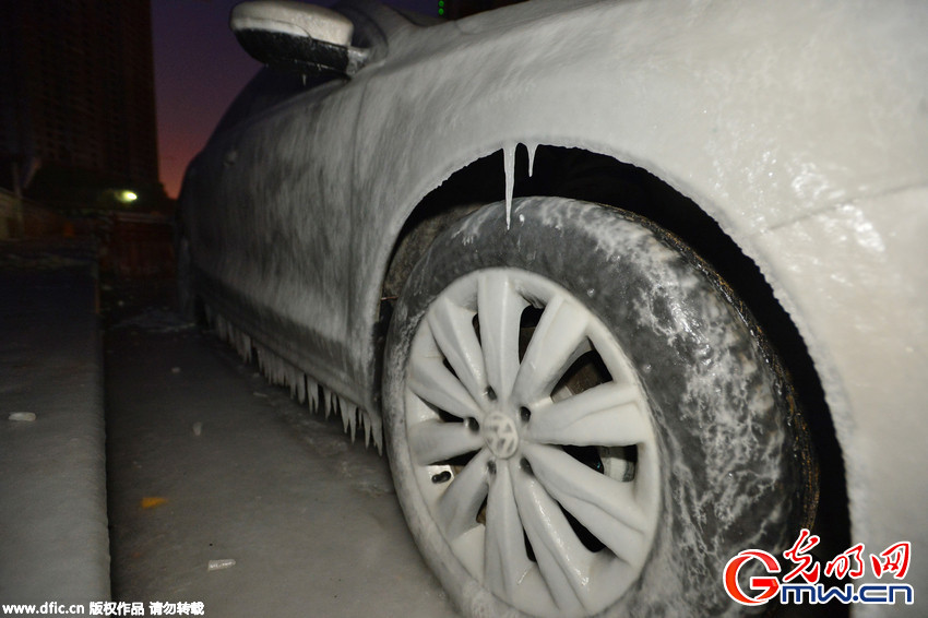 Carro congela na costa litoral no leste da China