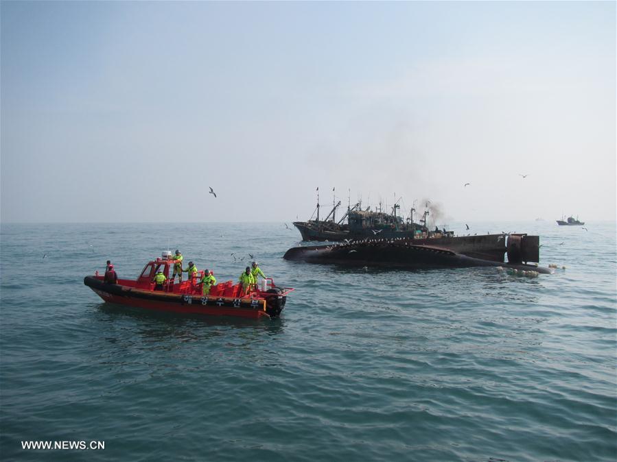 Navio pesqueiro chinês vira em águas da Coreia do Sul