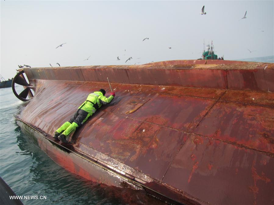 Navio pesqueiro chinês vira em águas da Coreia do Sul