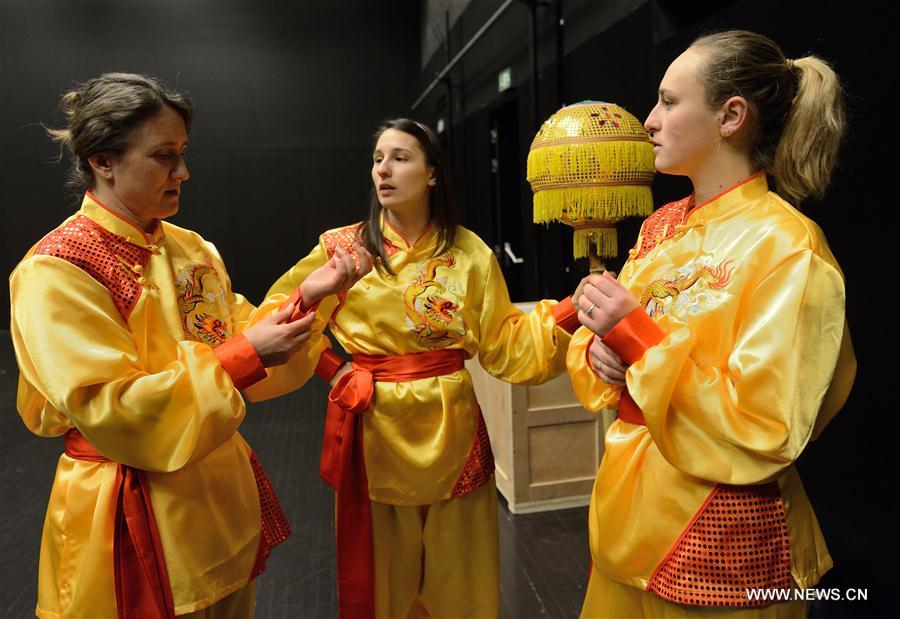 Estudantes croatas apresentam dança do dragão para o Ano Novo Chinês