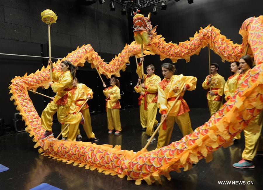 Estudantes croatas apresentam dança do dragão para o Ano Novo Chinês