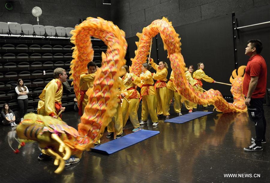 Estudantes croatas apresentam dança do dragão para o Ano Novo Chinês