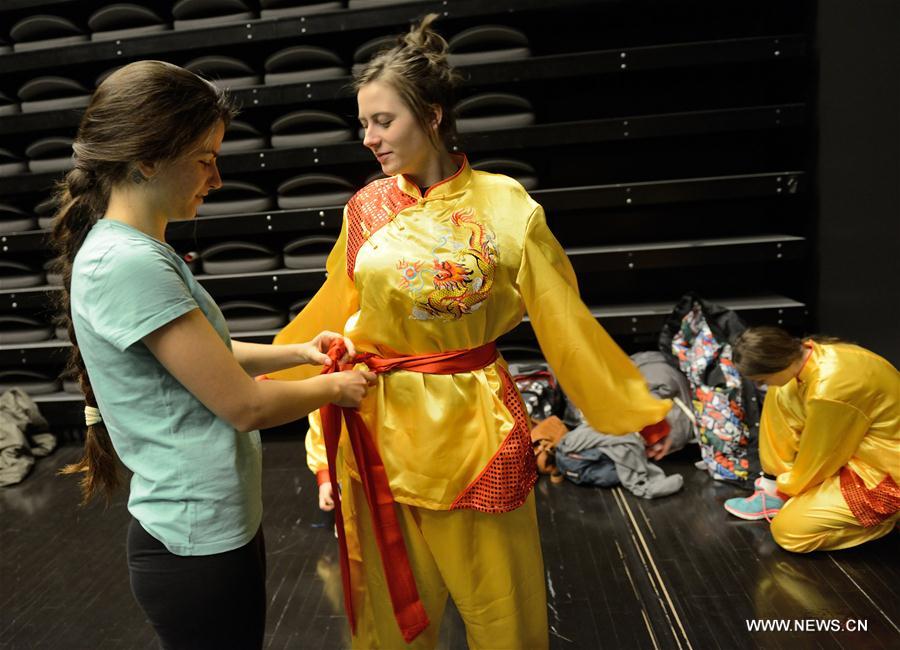 Estudantes croatas apresentam dança do dragão para o Ano Novo Chinês