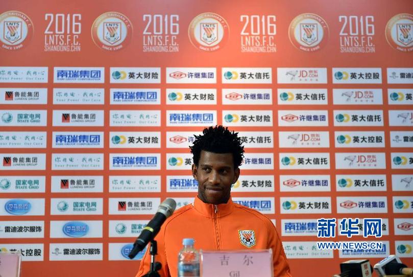 Gil assina com o Shandong e é apresentado ao público