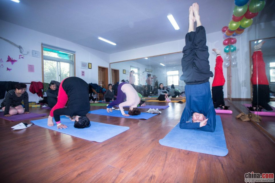 Chinês de 72 anos ensina ioga de forma gratuita em Hangzhou