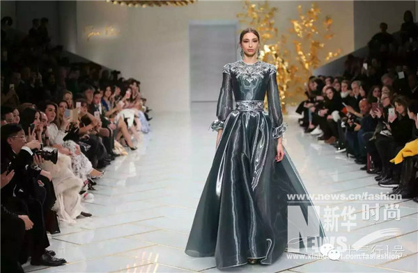 Criações da designer chinesa Guo Pei exibidas em Paris