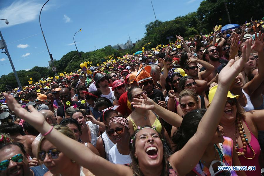 Monobloco desfila pela primeira vez em São Paulo