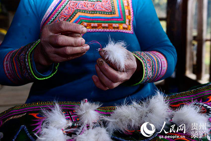 Mulheres da etnia Miao bordam roupas tradicionais para o Ano Novo chinês