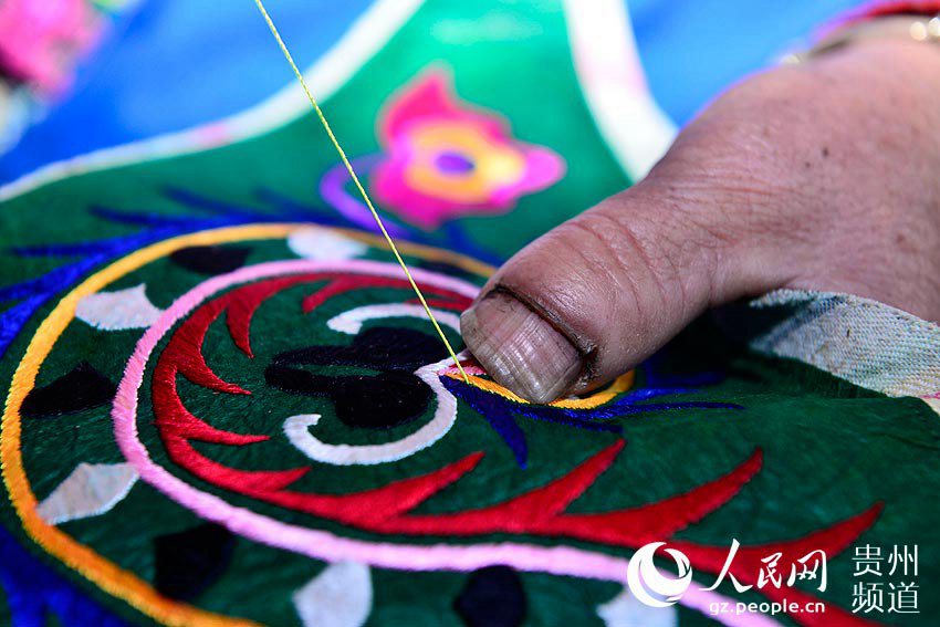 Mulheres da etnia Miao bordam roupas tradicionais para o Ano Novo chinês