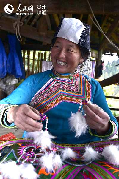 Mulheres da etnia Miao bordam roupas tradicionais para o Ano Novo chinês