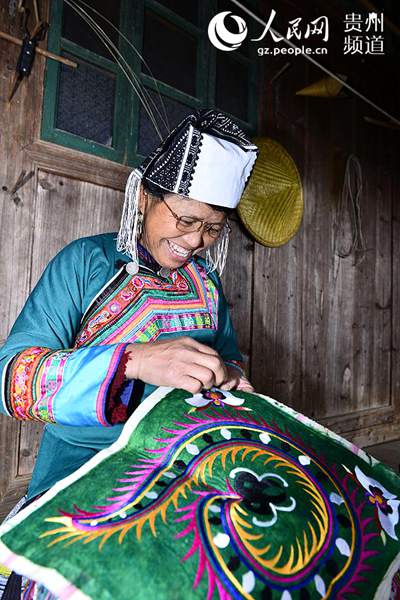 Mulheres da etnia Miao bordam roupas tradicionais para o Ano Novo chinês