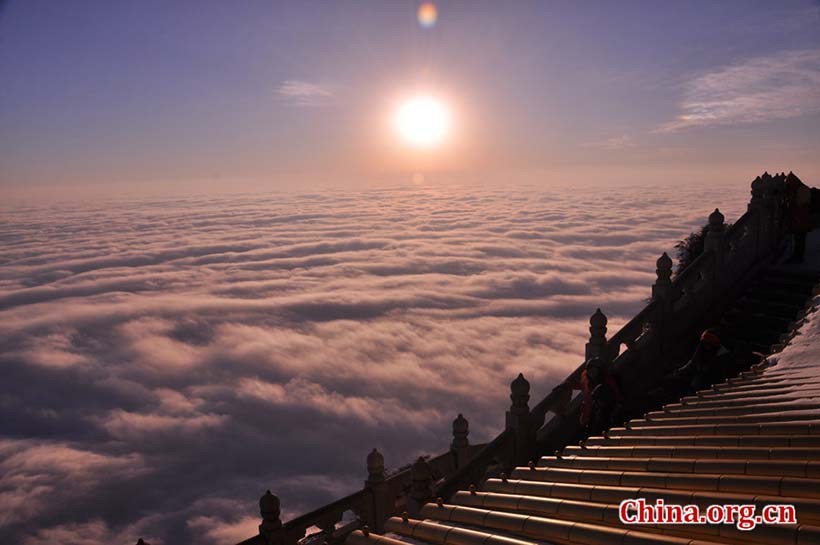 Chineses dirigem-se à Montanha Emei para rezar por um bom ano novo