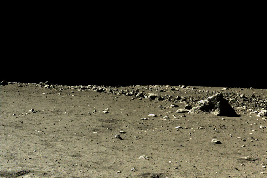 China divulga imagens coloridas da superfície lunar