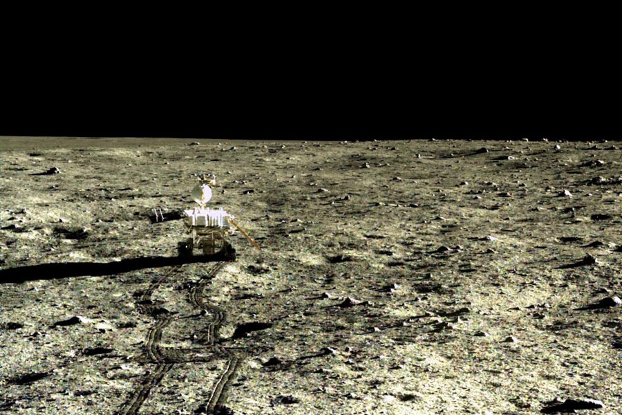 China divulga imagens coloridas da superfície lunar