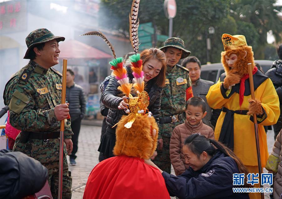 Agentes de segurança em Chongqing usam máscaras de macaco para celebrar o Ano Novo Chinês