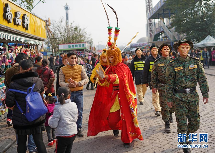 Agentes de segurança em Chongqing usam máscaras de macaco para celebrar o Ano Novo Chinês