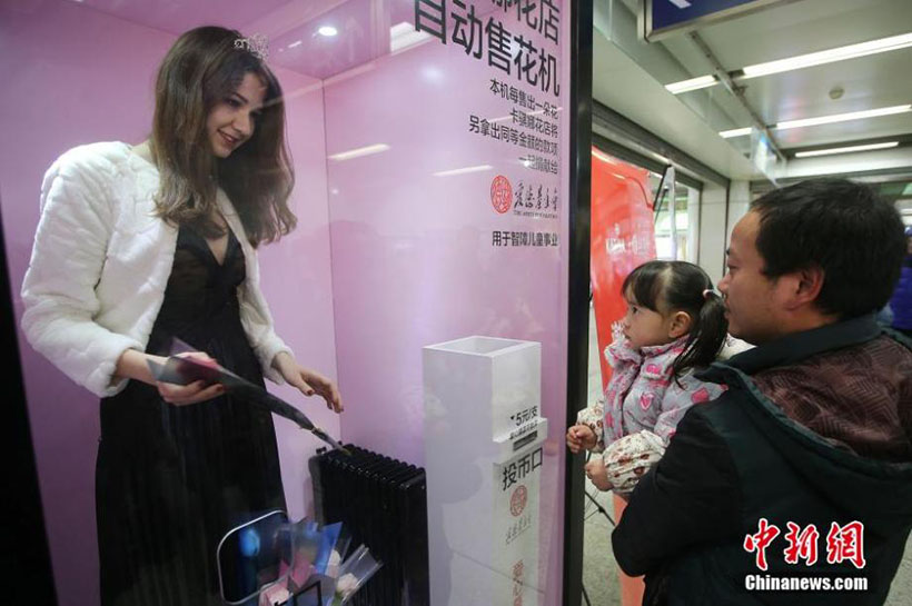 Máquina de vendas de flores com vendedores reais atraem moradores de Nanjing