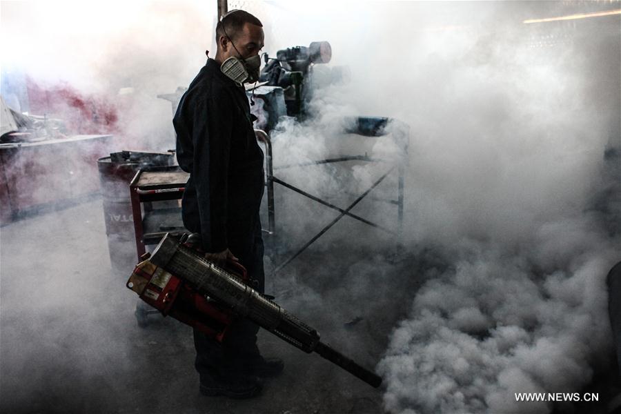 Agentes venezuelanos fazem nebulização para lutar contra o Zika