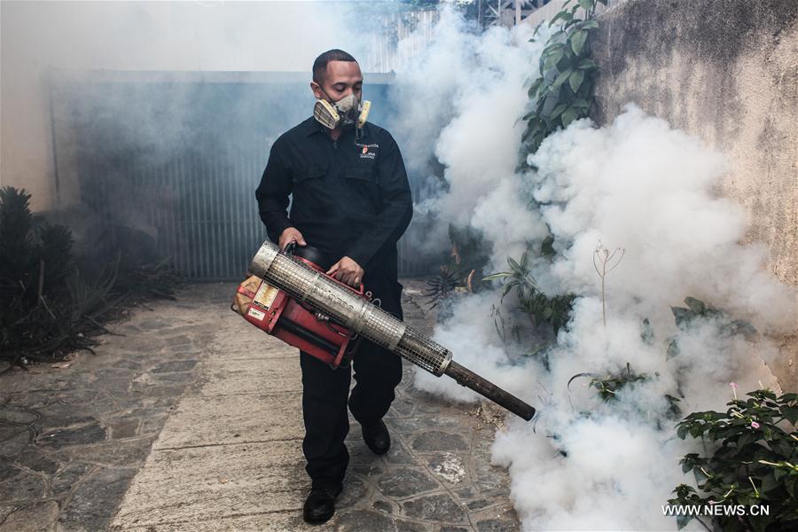 Agentes venezuelanos fazem nebulização para lutar contra o Zika