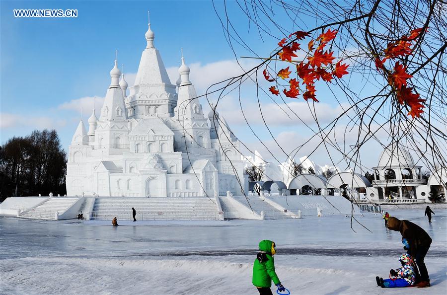 Escultura de neve mais alta do mundo em exposição no nordeste da China