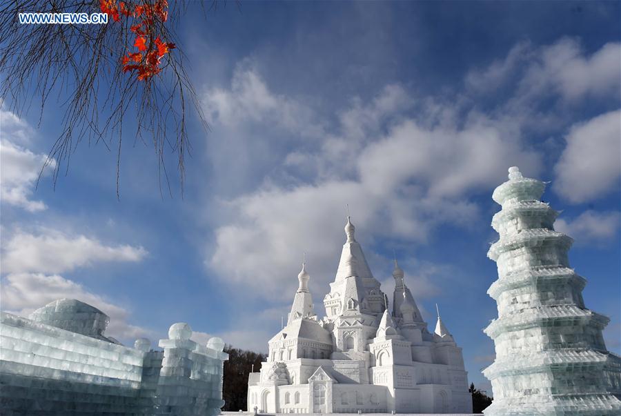 Escultura de neve mais alta do mundo em exposição no nordeste da China