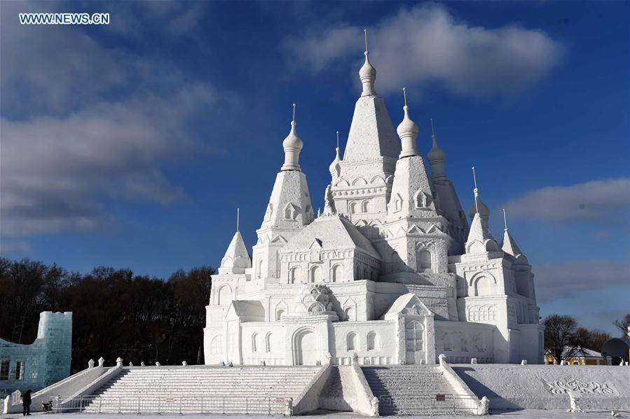 Escultura de neve mais alta do mundo em exposição no nordeste da China