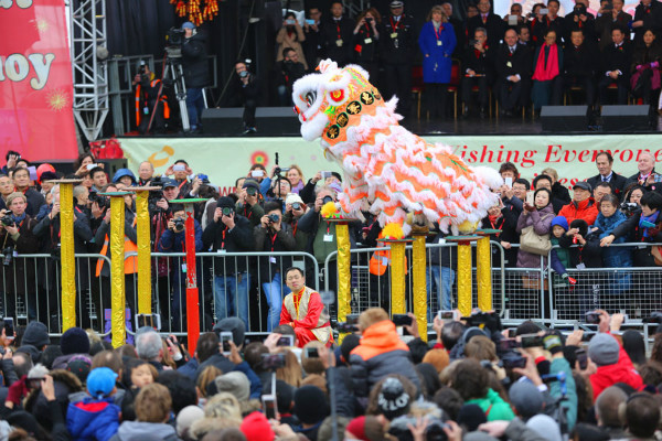 Londres marca a chegada do Ano Novo Chinês com a maior festa fora da Ásia